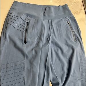 Athleta cuffed zip pocket pant